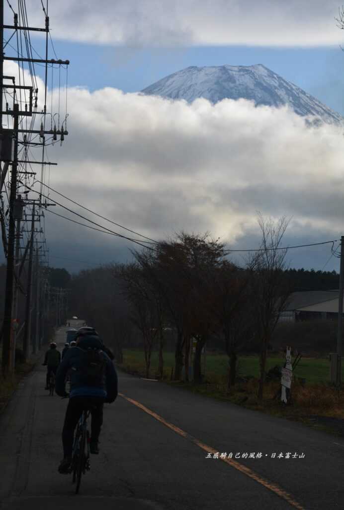 朝霧高原清晨路途中給看奢侈「富士山」