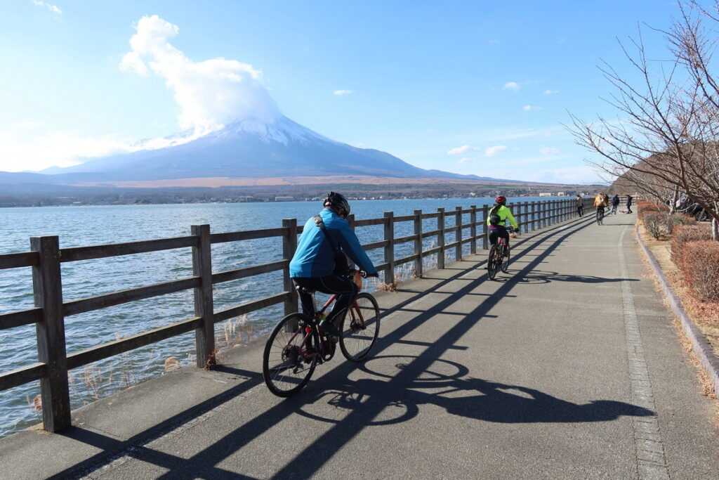 山中湖畔戴雲冠的富士山   photo by富士山サイクルネット協議会
