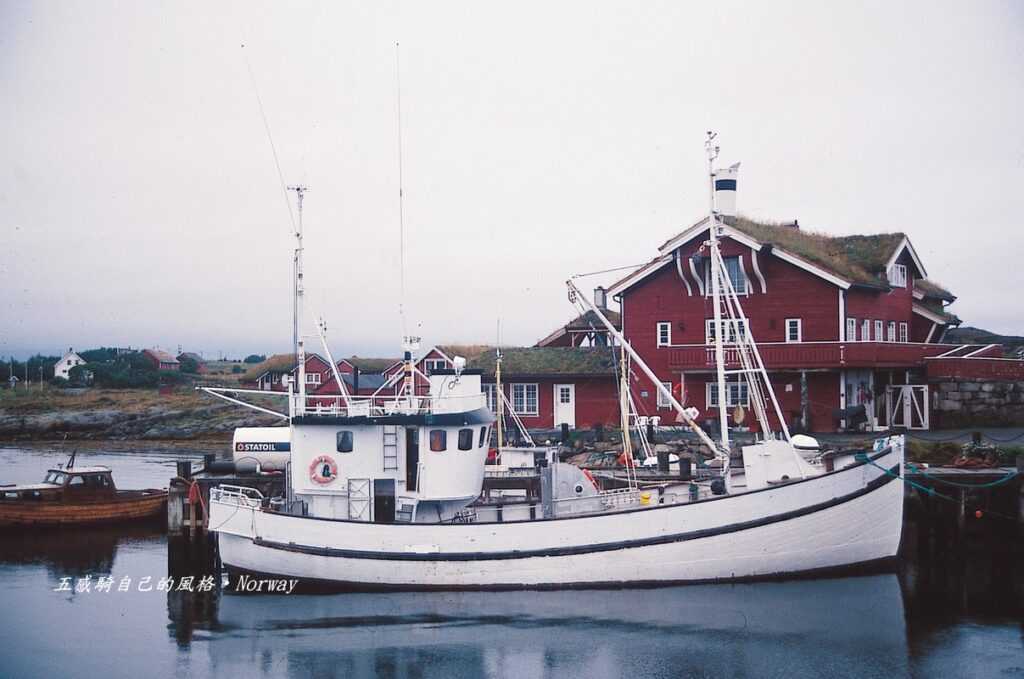 滿滿挪威味純白漁船正等著傍晚載我們離岸海釣 