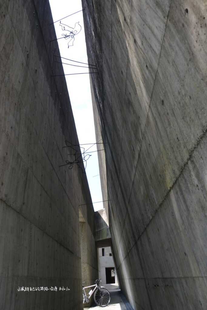 雲豹車擬人化夾在由兩座傾斜水泥高牆構築的壓迫感