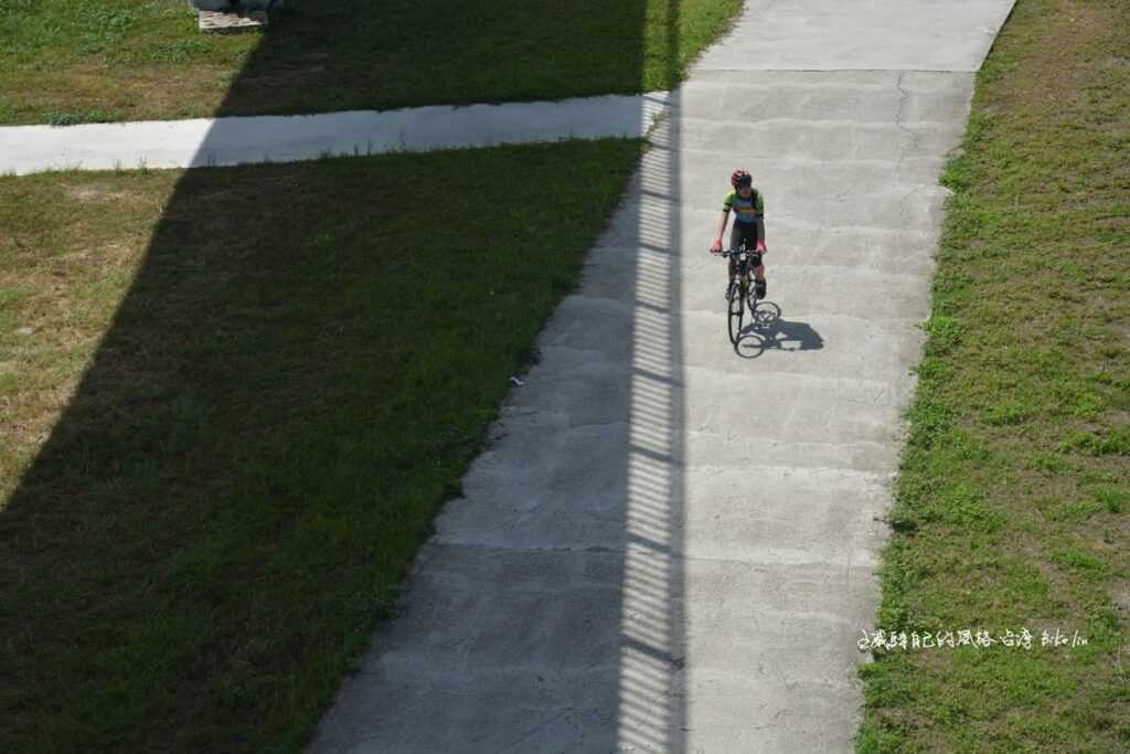 橋下簡單線條光影只有騎車人完全感受