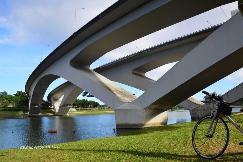 新店溪年青橋張力現代造型「北二高碧潭大橋」