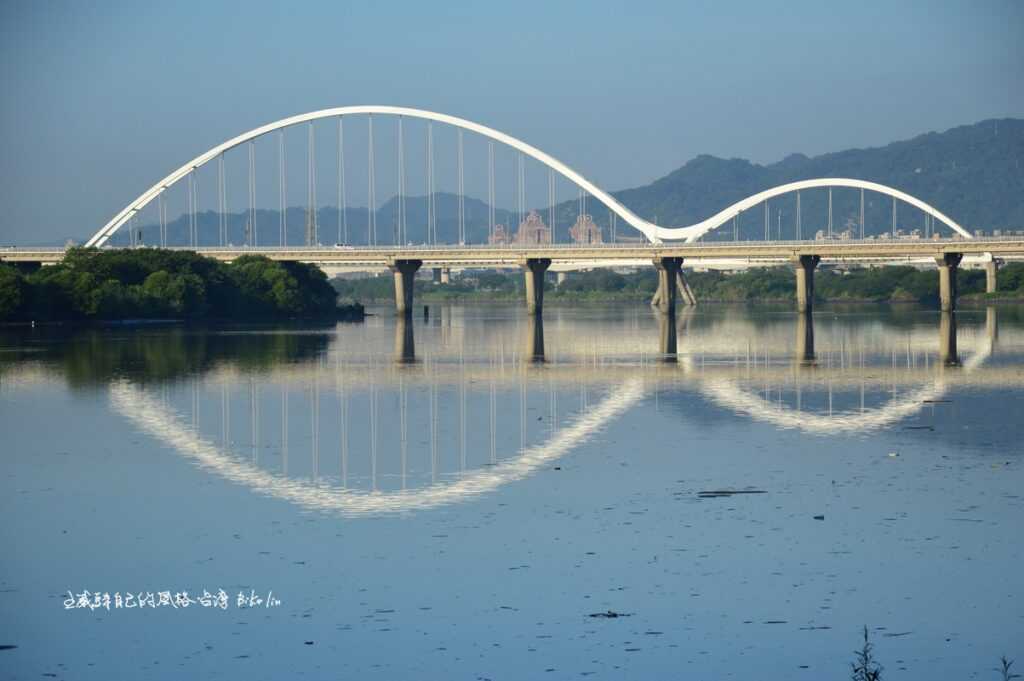 超喜歡柔和的遠景「新月橋」 