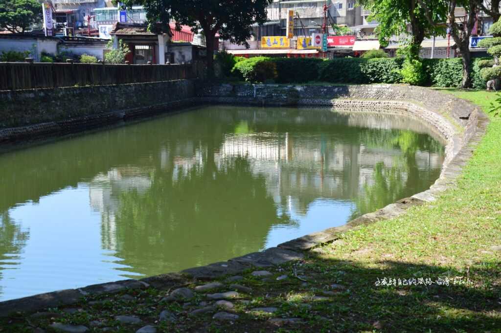 大厝門「半月池」