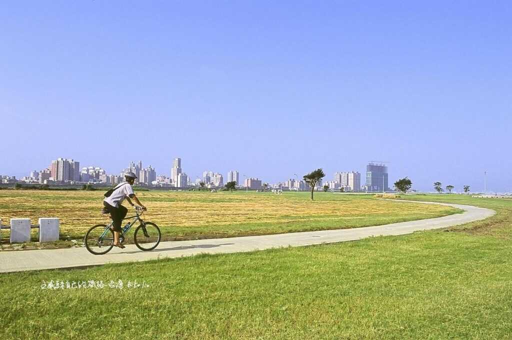 2005年剛拓開來「淡水河畔公園大草坪」簡單又俐落視野