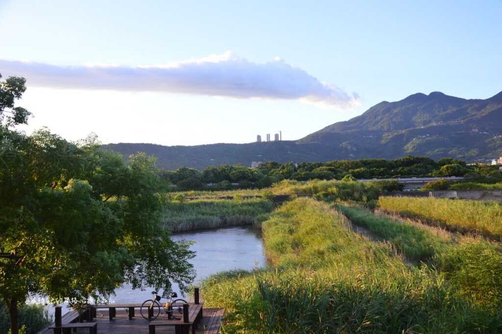 「社子島舊堤」緊貼基隆河畔水色感覺 