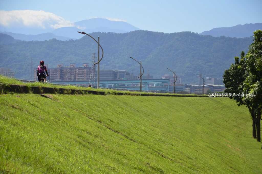 翻下大漢溪河堤車道綠視野，遠方土城已消失「擺接平原」