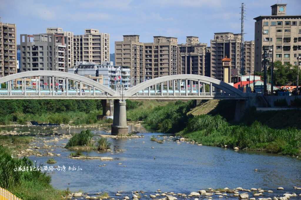 「三峽拱橋」代表三峽從水路動脈轉為陸路分水嶺