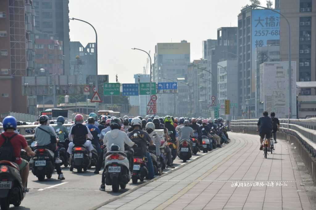 台北大橋上擦身對比通勤震撼「機車瀑」