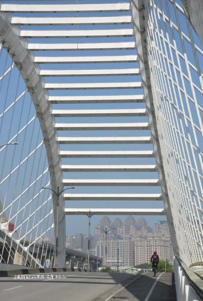 「三角湧大橋」連貫三峽河取水的大安圳擺接平原自行車道