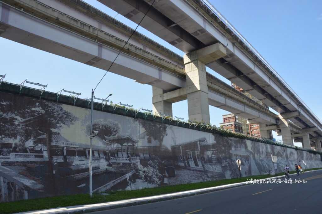 「江子翠橫移門壁畫」展現板橋林家花園水榭樓台之美