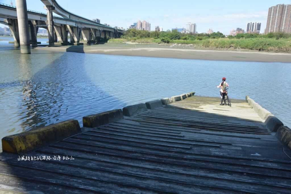 「中興橋下秘境」永遠等不到往「台北島」渡船的悠悠水波渡口