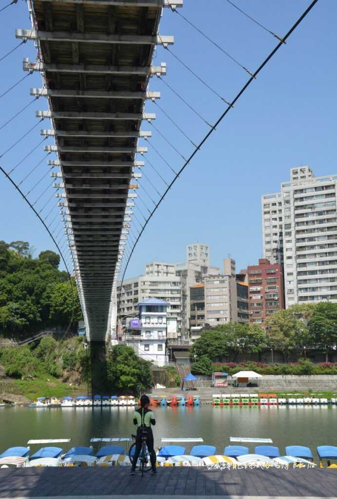 新店溪老古橋1937年「碧潭吊橋」如魚網狀優美線條