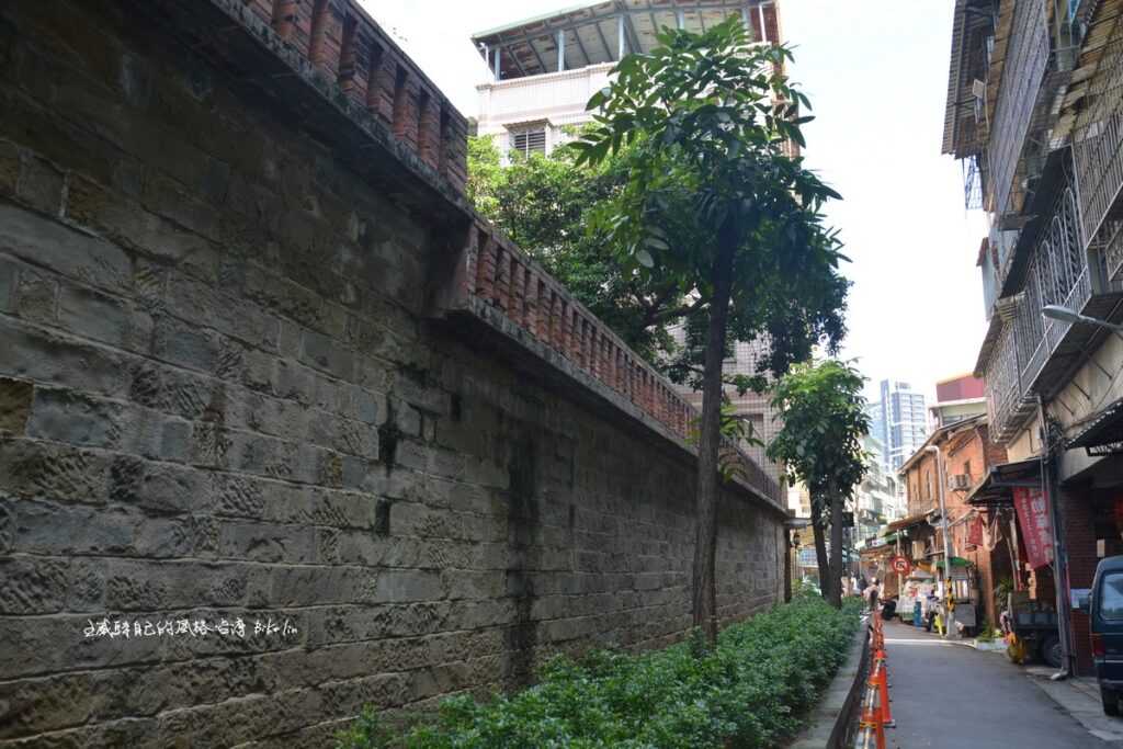 「林家花園」高高牆樓，透視右側古老斑駁紅磚牆