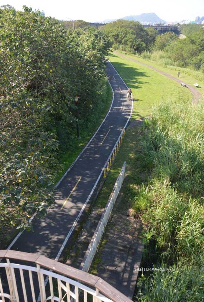 水圳穿越大漢溪右岸自行車道無名橋