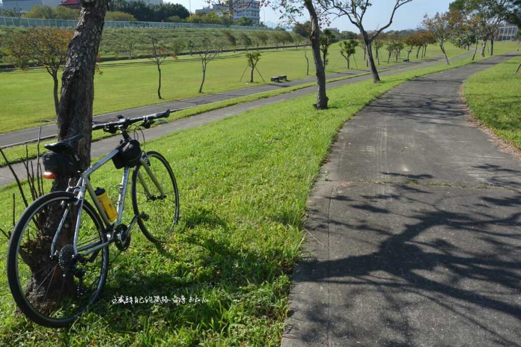 跳開河岸車道騎小徑往「媽祖田河濱公園」