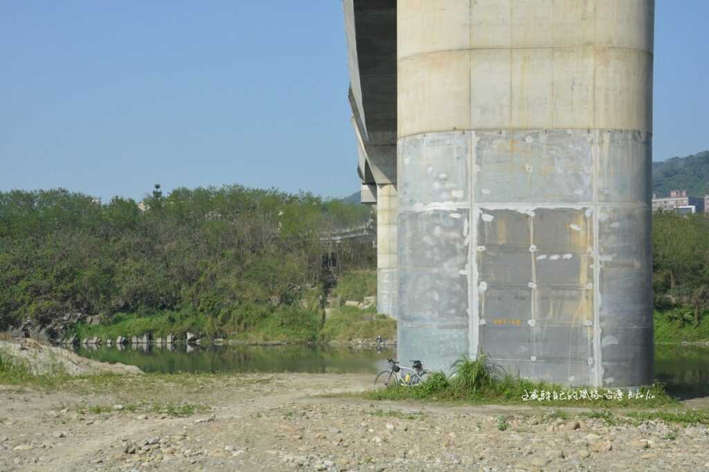三鶯捷運高架橋下河岸景觀