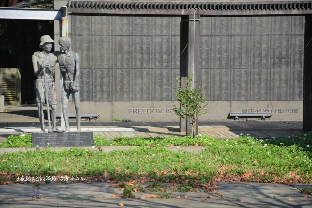 「朋友Mates」塑像永遠靜默浮現當年戰俘相扶持
