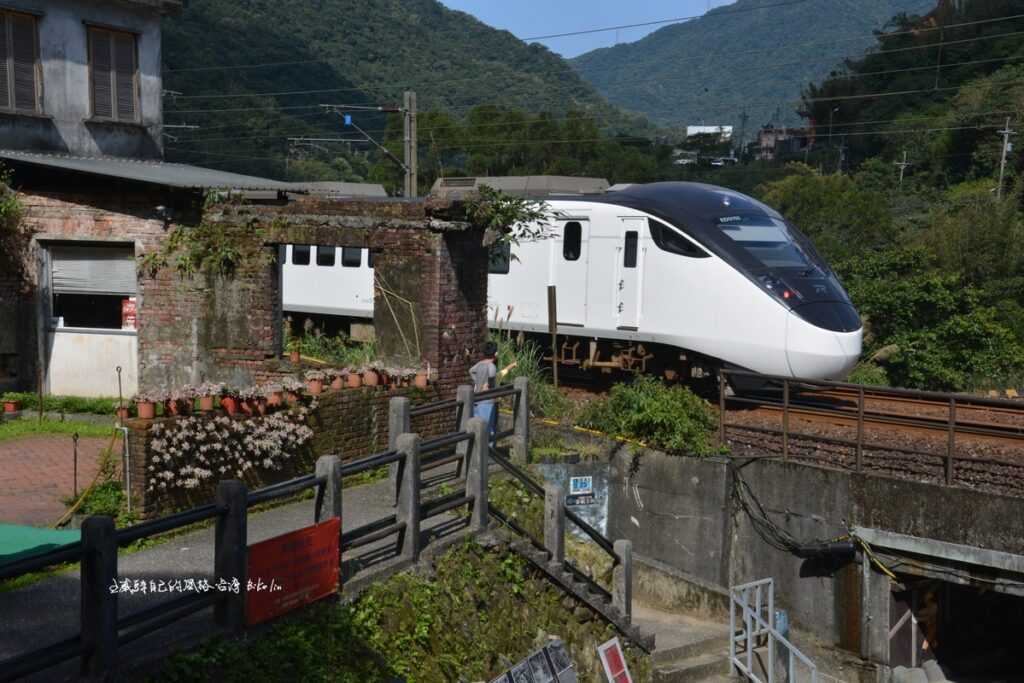 每班火車都會經過「猴硐礦工文史館」