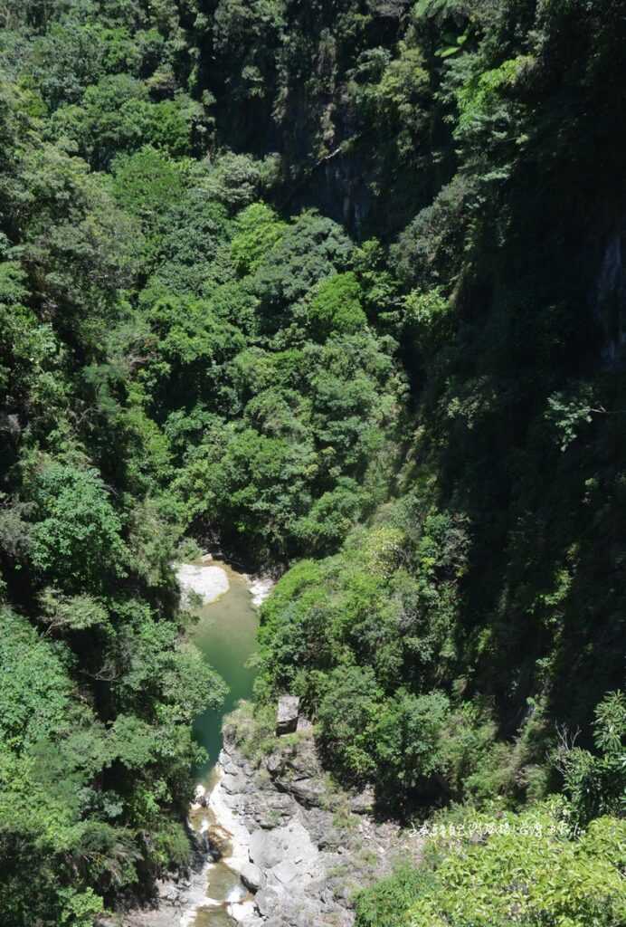 陡峭岩壁「蕃薯寮峽谷」