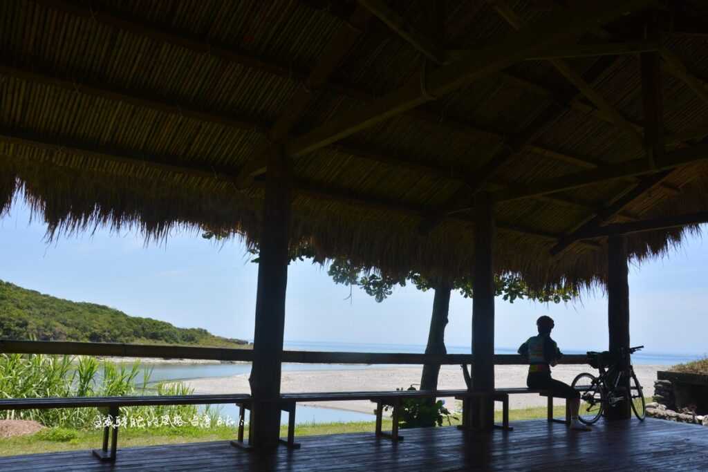 靜浦公園厚茅草涼亭裡，瞬間被徐徐傳送海風催眠著