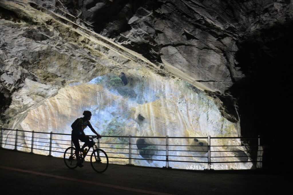 騎車旅人中橫公路最具代表「燕子口壺穴」剪影