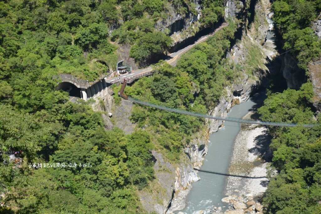 從「布洛灣山月吊橋」俯覽錐麓與燕子口步道  