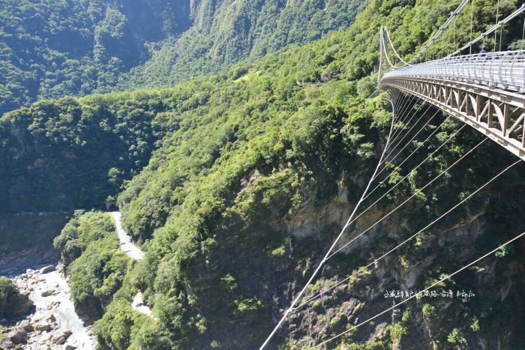 「布洛灣山月吊橋」輝映中橫公路