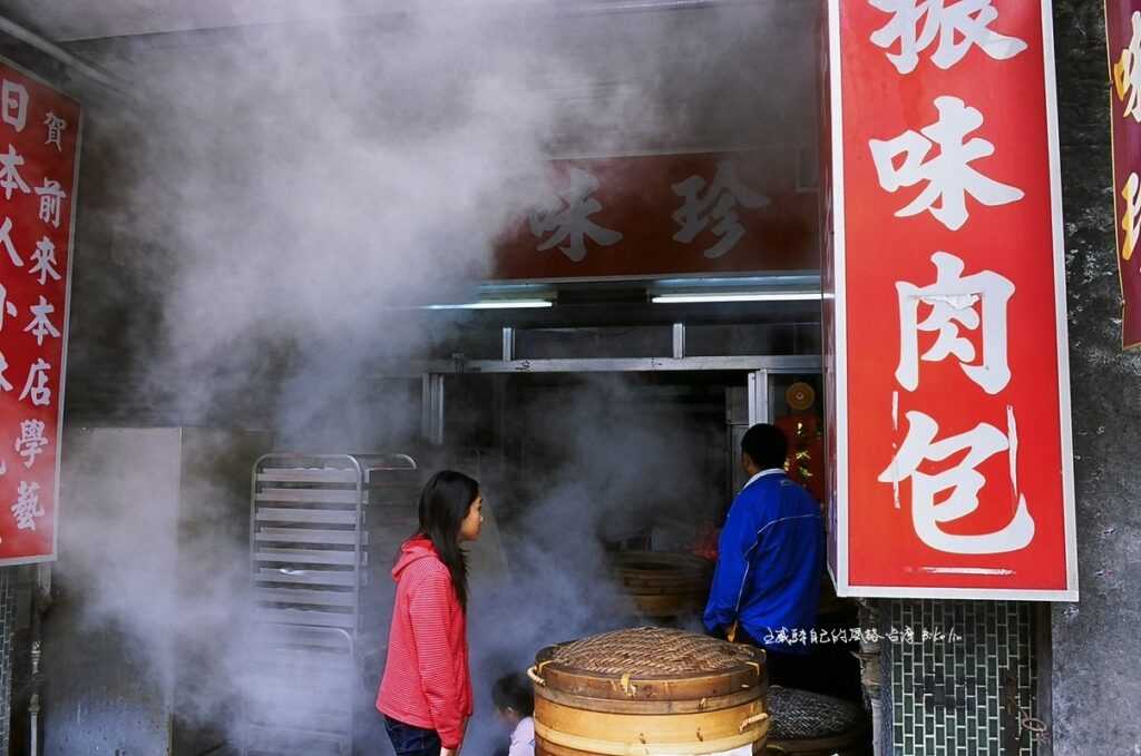 2001年寒風裡舊街大樹下東河包子熱騰騰出鍋下肚的暖意