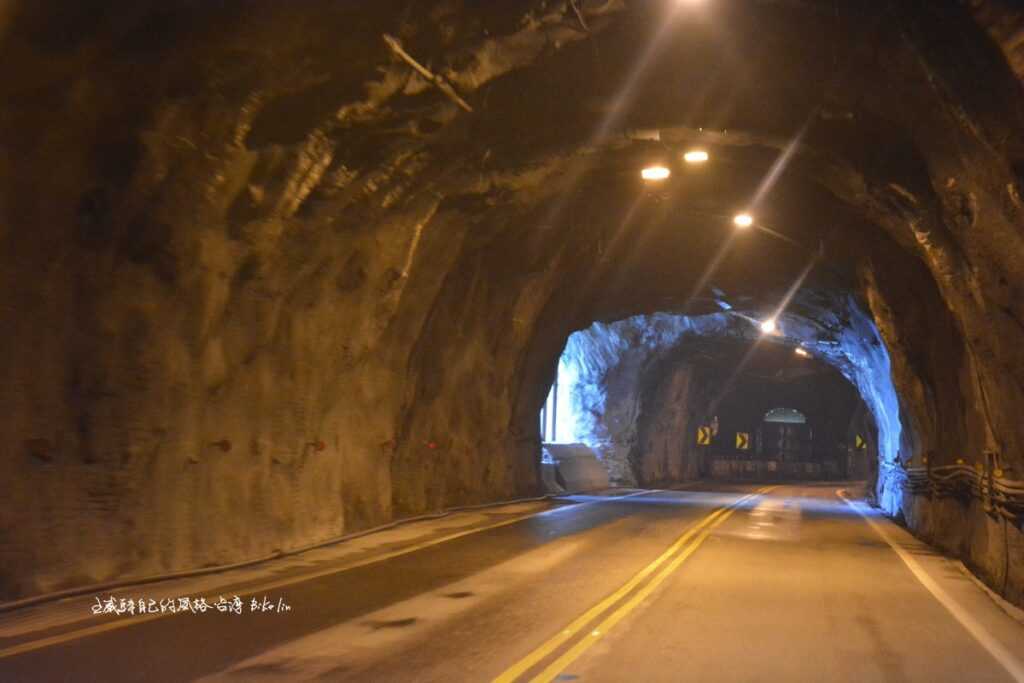 蘇花之路早年進隧道裡，都是一片漆黑的原始震撼