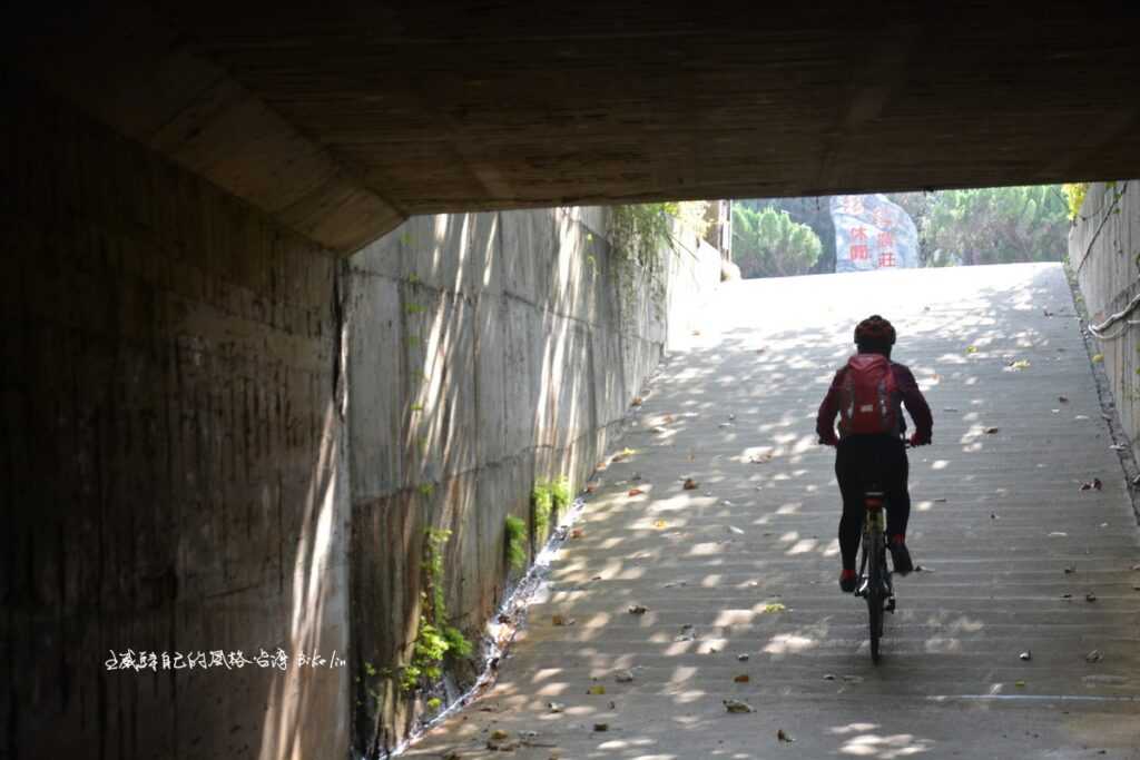 穿梭西濱公路地下道往「老鍋休閒農莊」