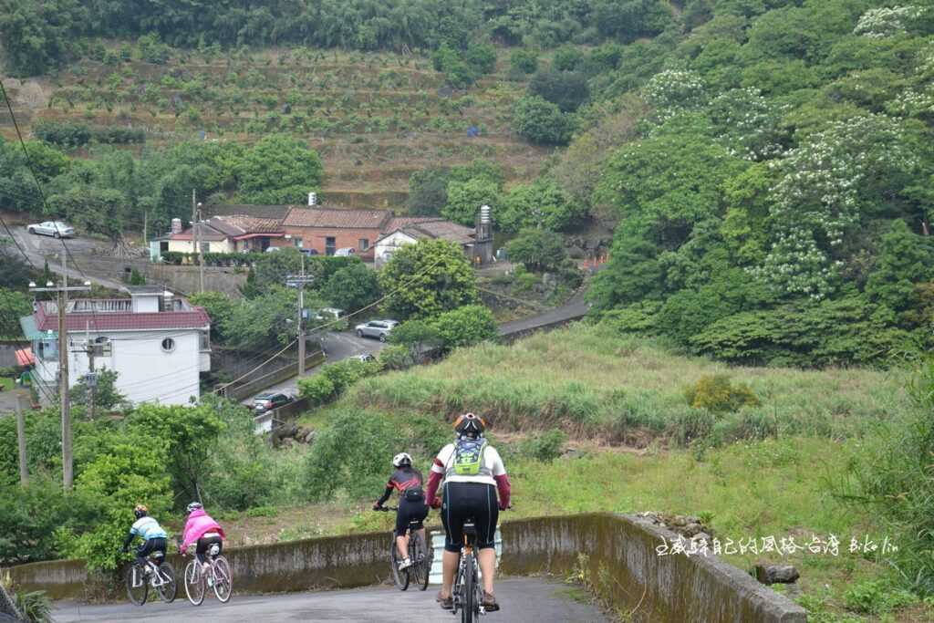 勿模仿高手的帥勁下短急超級陡坡,務必牽/推車