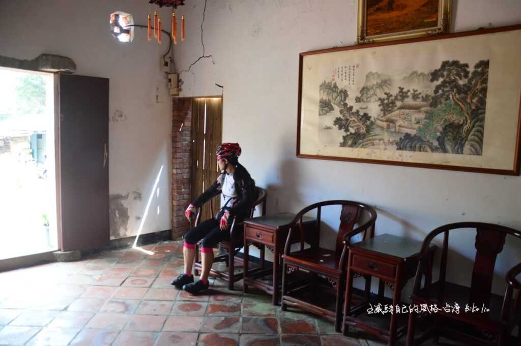 沉思在開放式廳堂內