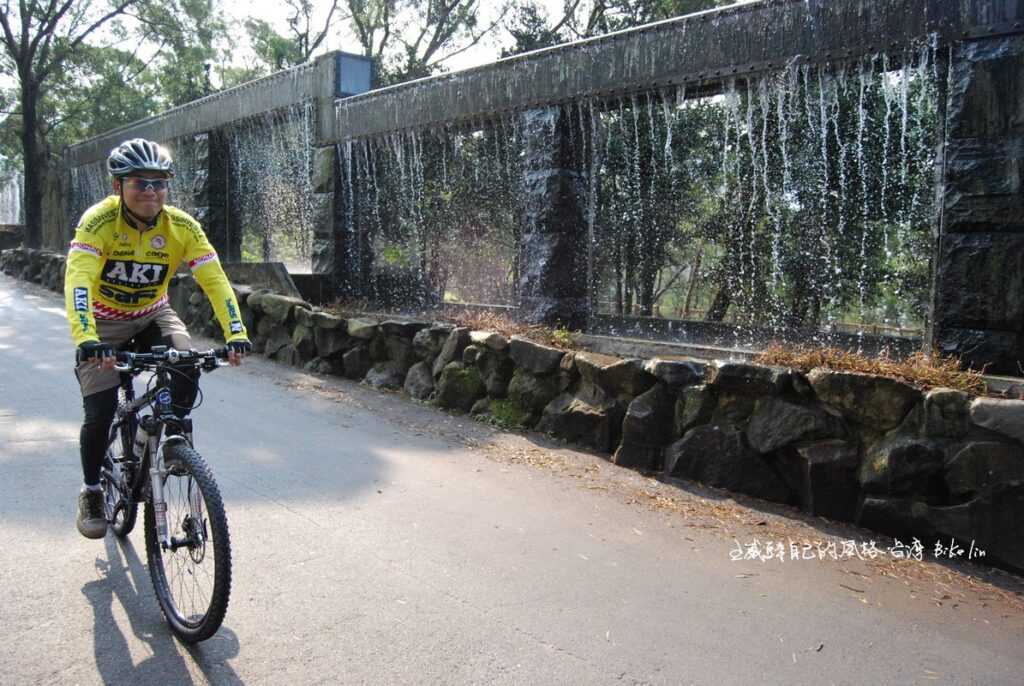 開明兄早年騎登山車參訪「緣道觀音廟」那股勁