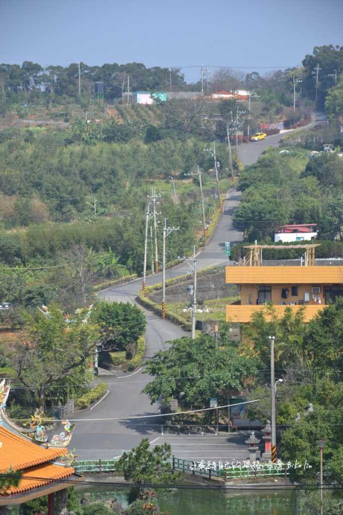 像一堵牆感覺貼鼻的「北6至北8跨屯山」