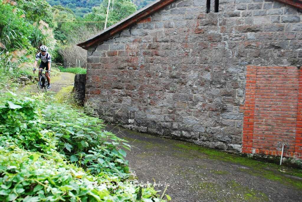 繞來「山仔頂古厝」石牆依在