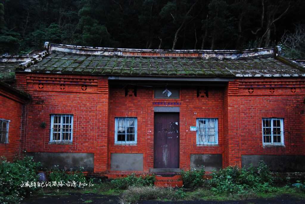 天寶殿廟門拾石階而上，保留住原味「白石腳」古厝群