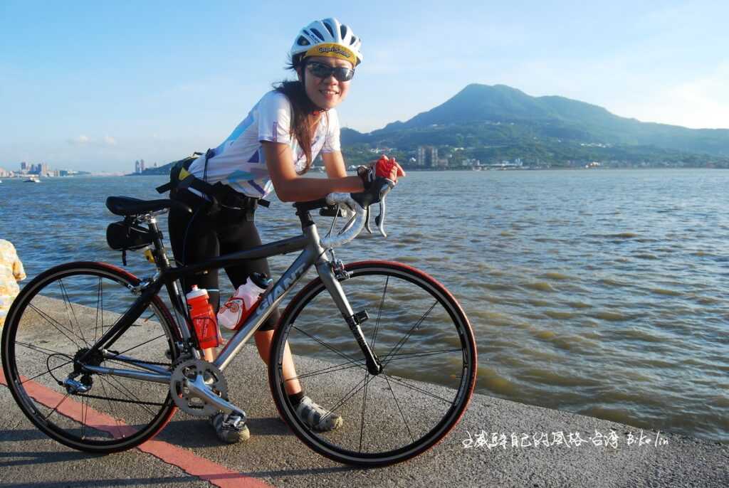 「滬尾漁港」海堤上吹的淡水海風就是不一樣