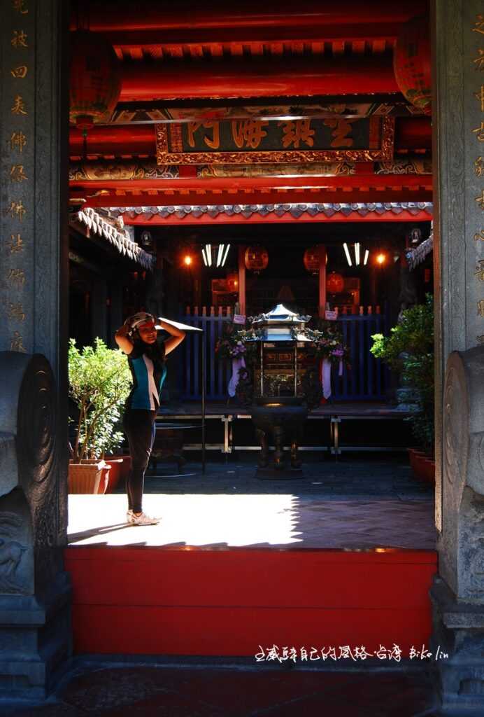 鄞山寺清晨光影巧落在Lola羅拉