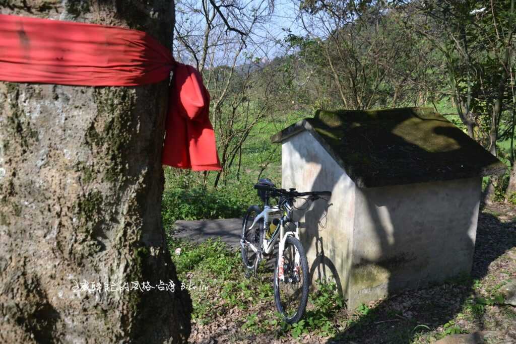 過年才有掛紅綵、貼春聯小土地公廟