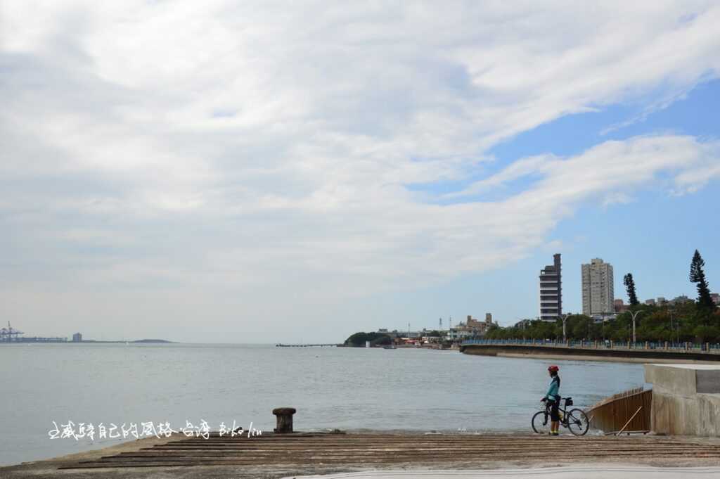 大山大水的景瞬間濃縮在「淡水海關碼頭」小角落