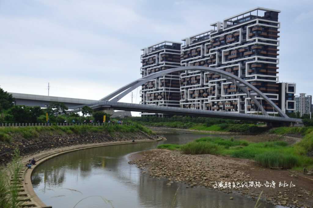 淡海輕軌藍海橋下公司田溪，快接近出海口
