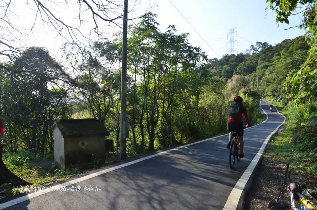 每次經過都會向小土地公廟行最敬禮注目