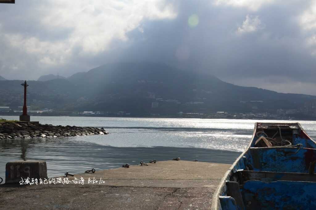 經常讓旅人驚艷「淡水港人工河堤」光影