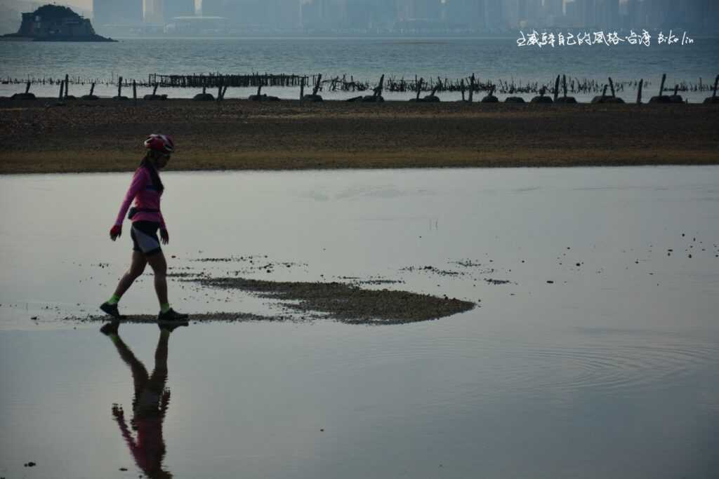 旅人自在奔放心眼印在貓公石一彎寬闊水影
