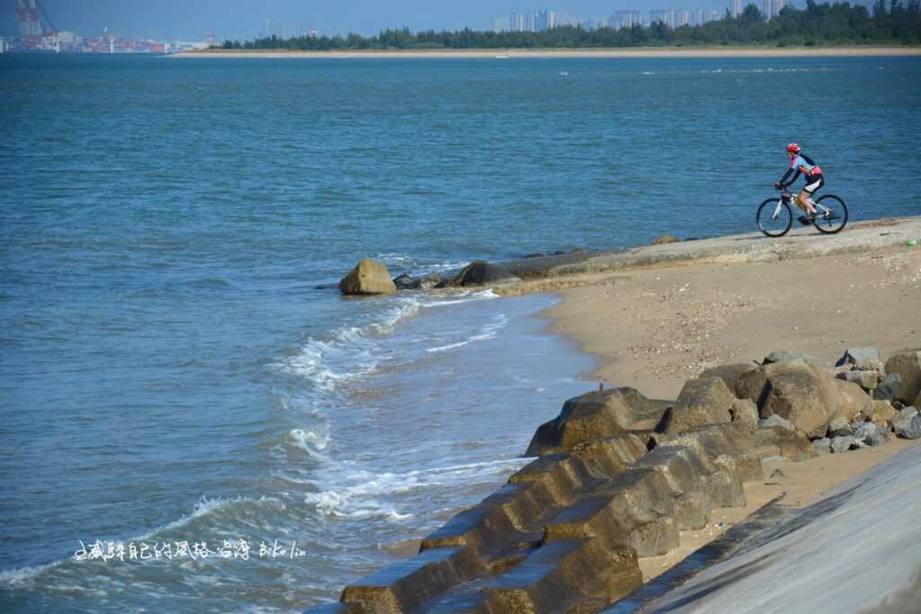 快慰直奔「湖下海堤」金黃細沙海世界
