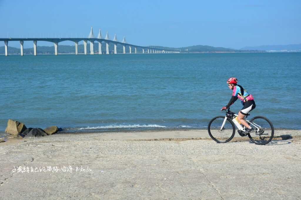 「湖下海堤」難得海天一色悠遊