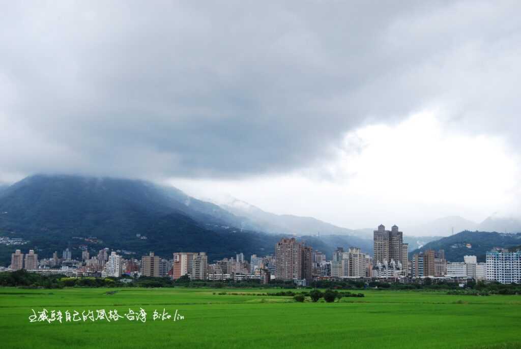貴水二溪橫越關渡田野，遠眺遼闊大屯山系