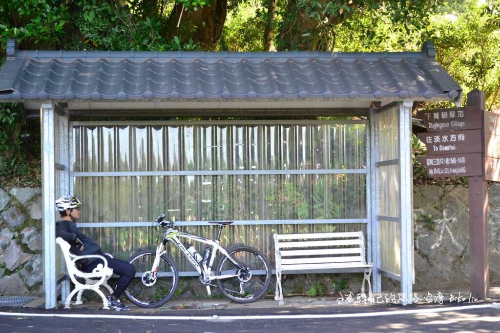 路口公車站亭旁明顯標示「下青礐聚落」