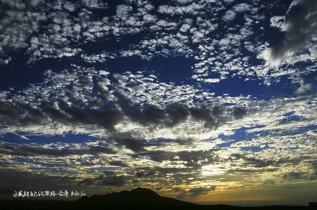 金黃轉淡藍詭譎變化